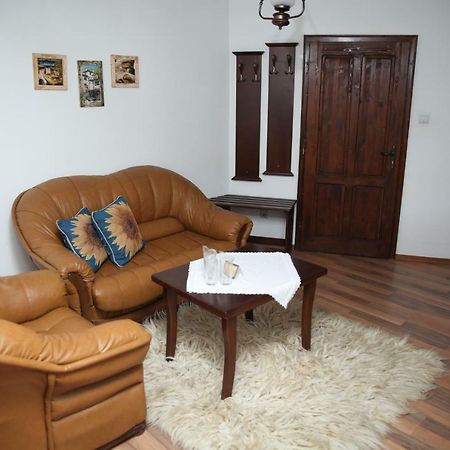 Oazis Guesthouse ロヴェチ エクステリア 写真