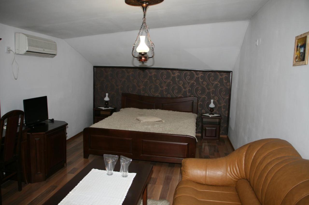 Oazis Guesthouse ロヴェチ エクステリア 写真