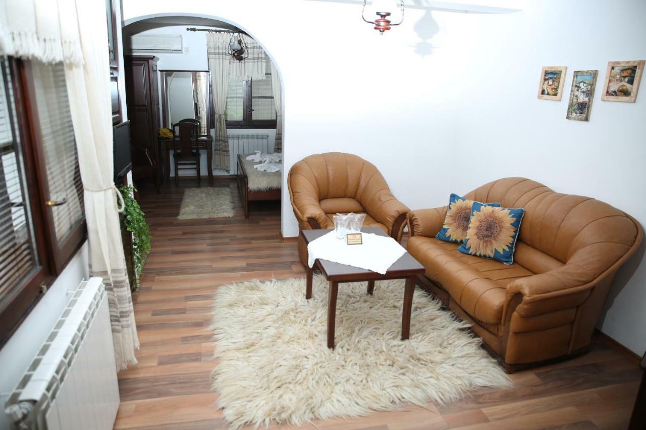 Oazis Guesthouse ロヴェチ エクステリア 写真