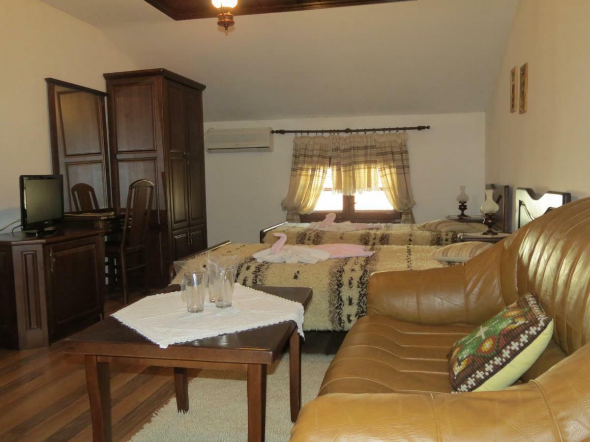 Oazis Guesthouse ロヴェチ エクステリア 写真