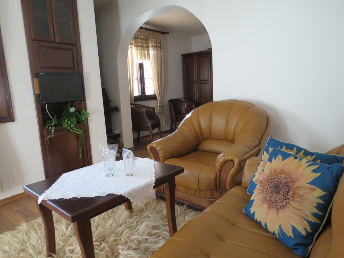 Oazis Guesthouse ロヴェチ エクステリア 写真