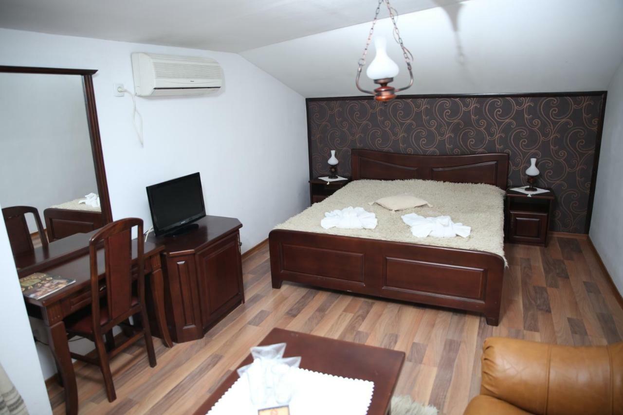 Oazis Guesthouse ロヴェチ エクステリア 写真