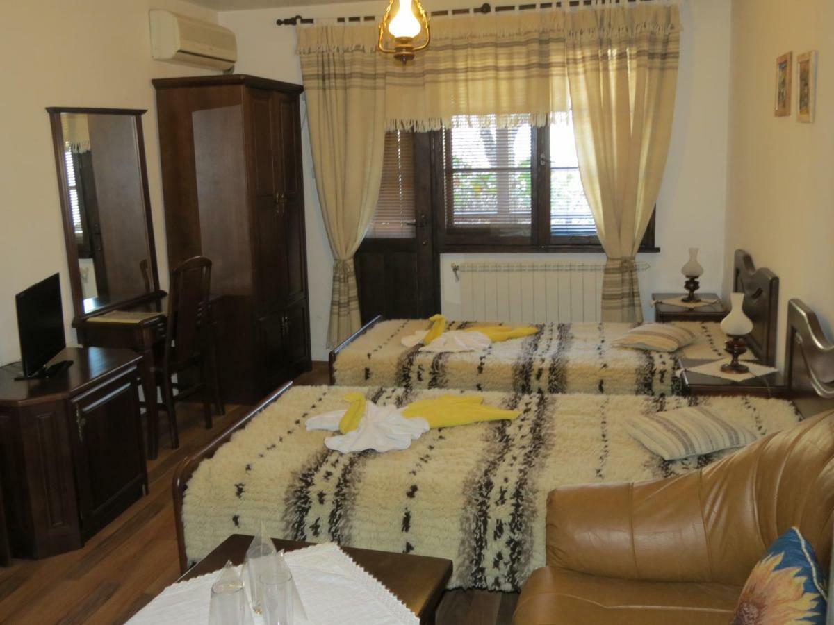 Oazis Guesthouse ロヴェチ エクステリア 写真