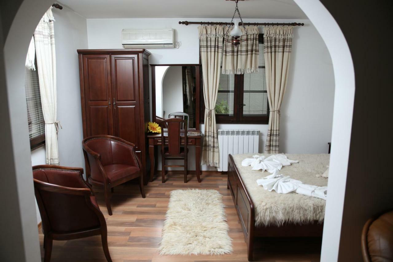 Oazis Guesthouse ロヴェチ エクステリア 写真