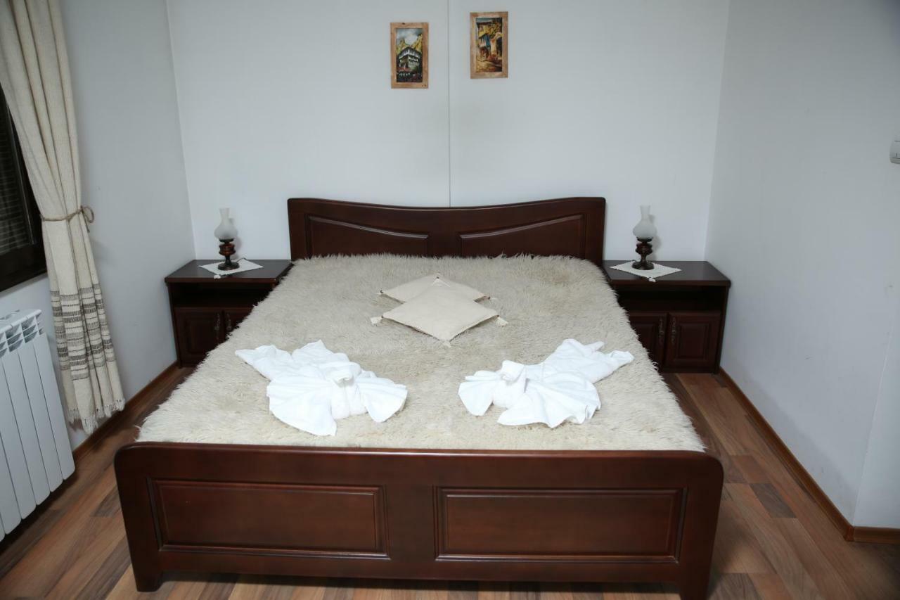 Oazis Guesthouse ロヴェチ エクステリア 写真