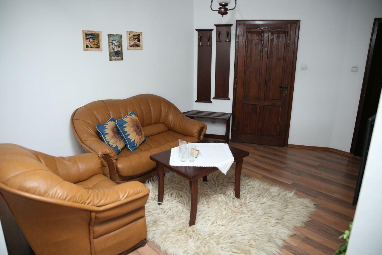 Oazis Guesthouse ロヴェチ エクステリア 写真